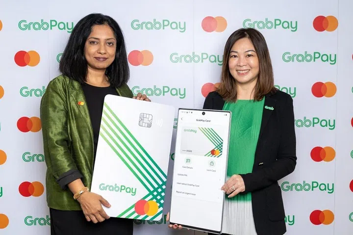 (L-R_ Rama Sridhar, Executive Vice President, Digital & Emerging Partnerships and New Payment Flows, Asia Pacific, Mastercard, and Huey Tyng Ooi, GrabPay Managing Director pose with mockups of the GrabPay Card.jpg
