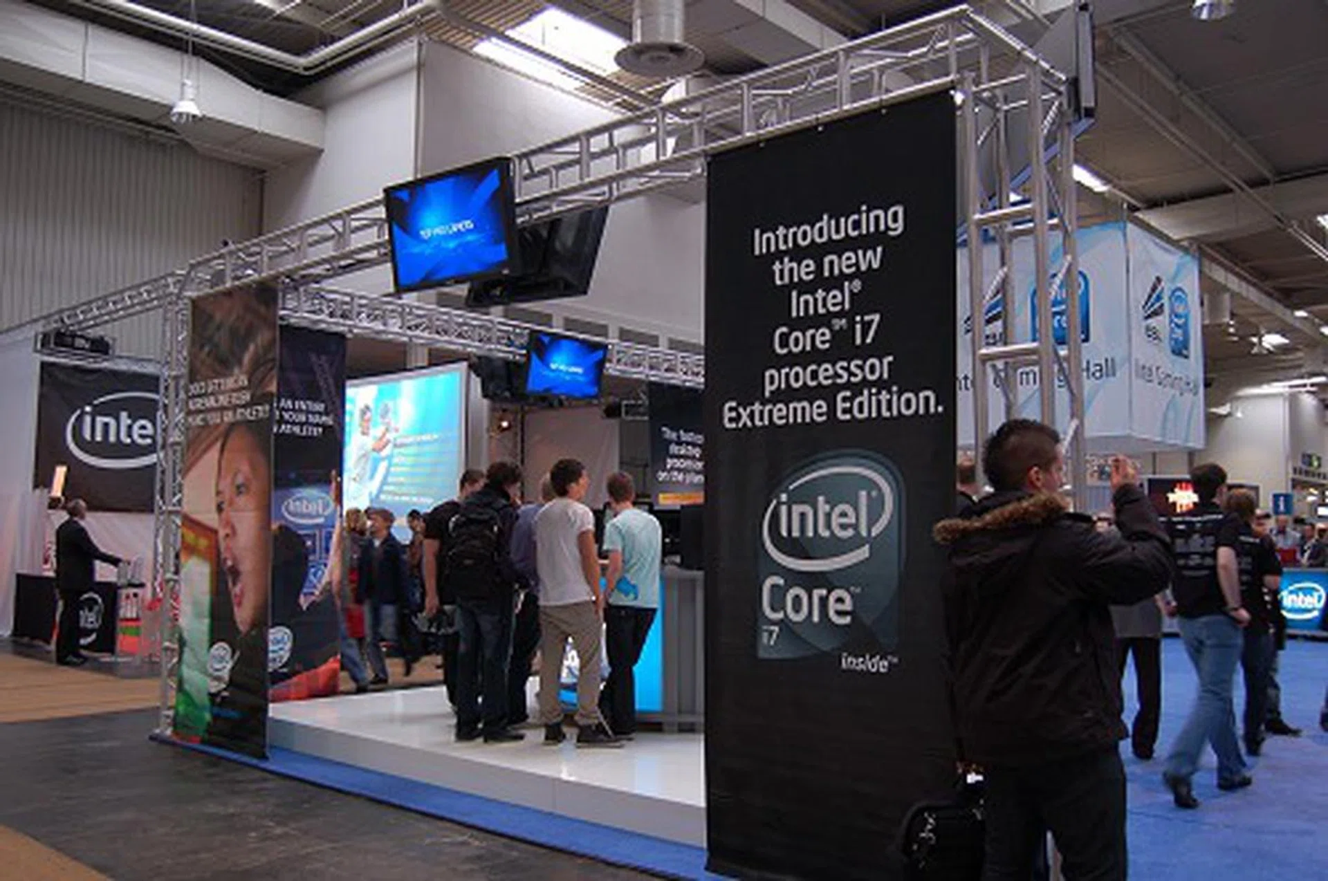  And of course Intel used this arena for some massive Core i7 branding and experience as well.  
