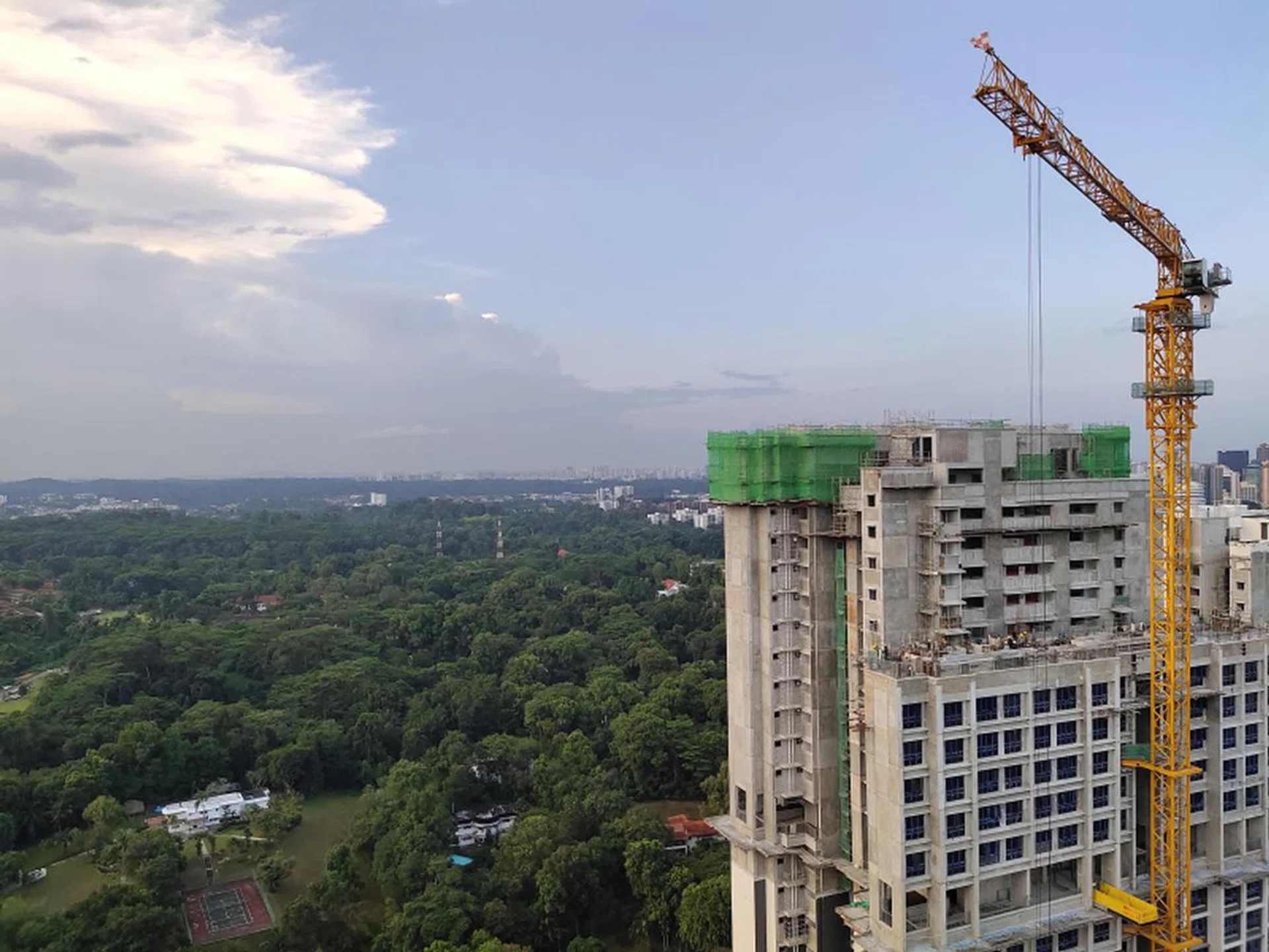 Here’s one for the pixel-peepers. This scene was shot on both phones (this shot is the Vivo version) and cropped in to the flats under construction… (Click for full-size original image)