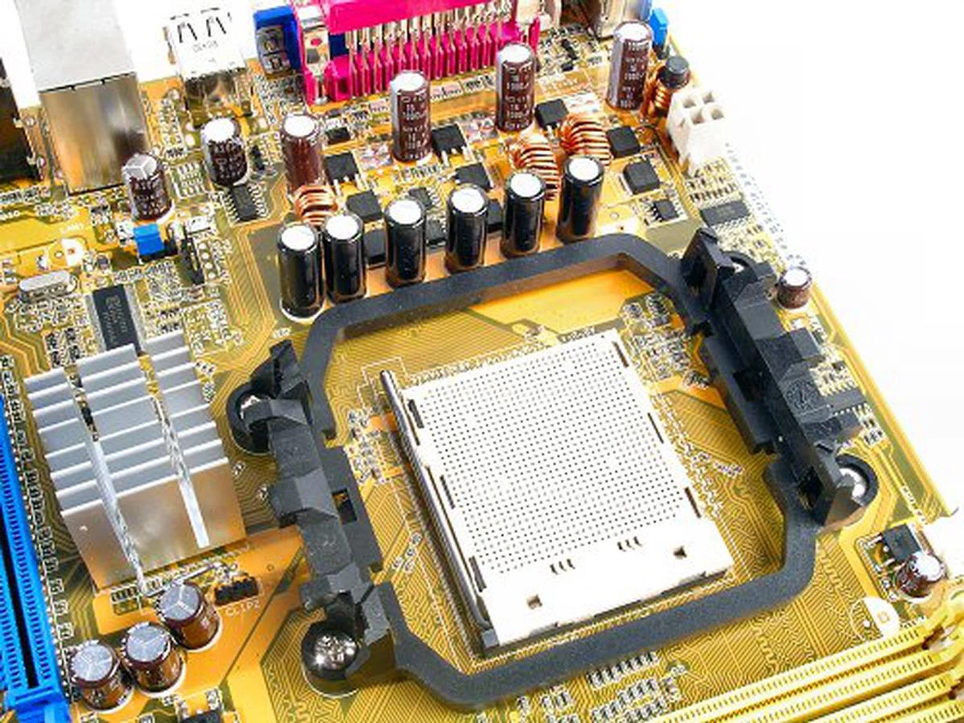 Notice the widely spaced area for the board's PWM components to facilitate better cooling. However, this design does not allow for a larger heatsink for the AMD 690G chip. The same restriction applies for CPU coolers as well.