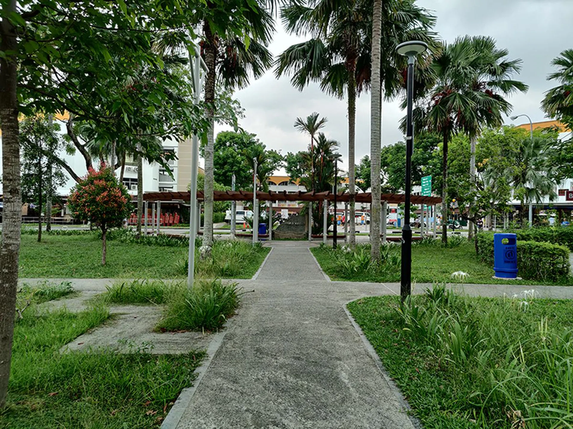 Detailing loses out a little, partly also because this is a very challenging shot for the camera with various lighting levels to balance. This gives us a good estimate of how well the Find X2 Pro can handle complex scenes.