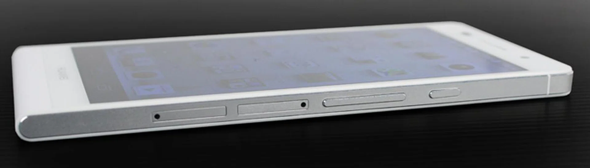 With the power button, volume rocker, microSD and Micro-SIM trays all located on the right edge, it looks a little cramped as a result.