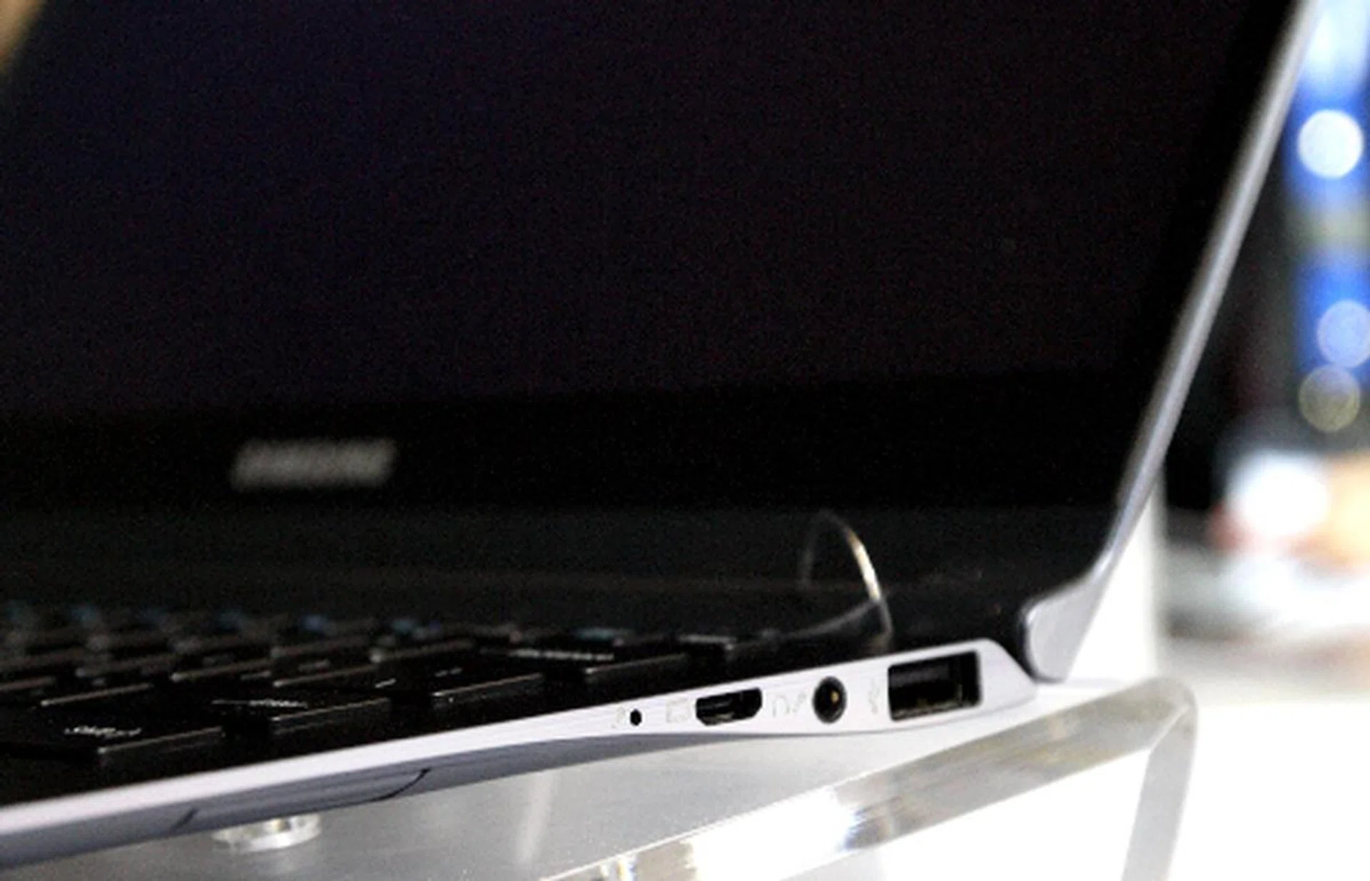 Don't expect a plethora of IO ports on this 14.9mm-thin beauty, but its svelte and skinny looks is terribly appealing we have to admit. The portable Series 9 is also easy on your arms and shoulders with its 1.16kg demands. 