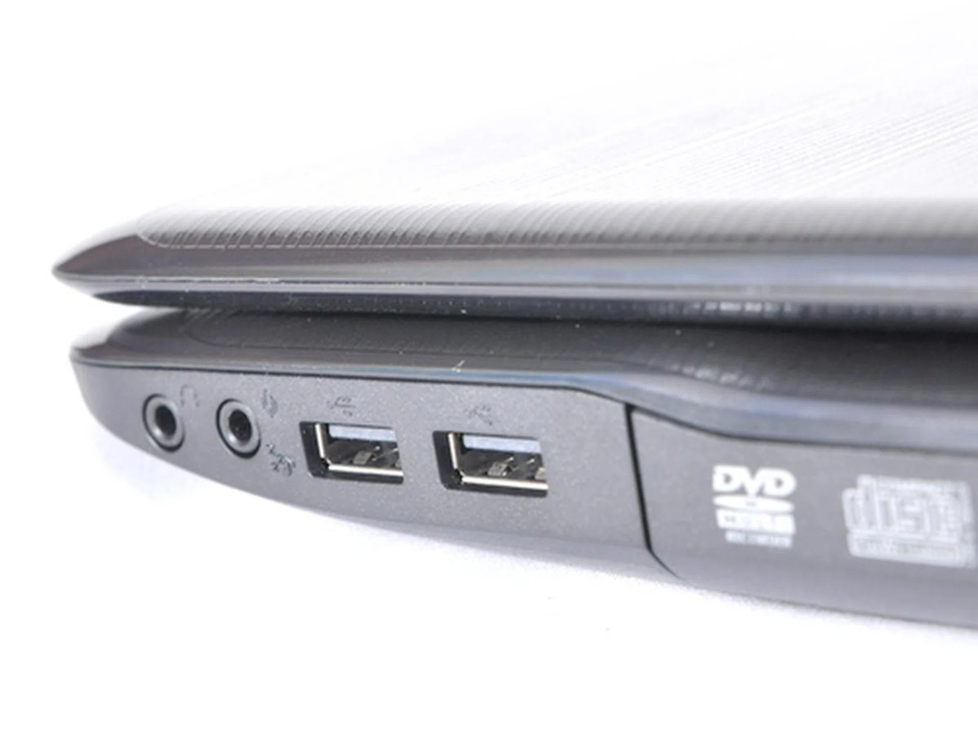 Righ profilet: We just love USB ports. The more the merrier. The inclusion of a Blu-Ray drive is just what we thought should be there too. The other ports upfront are for your headphones and microphone input.