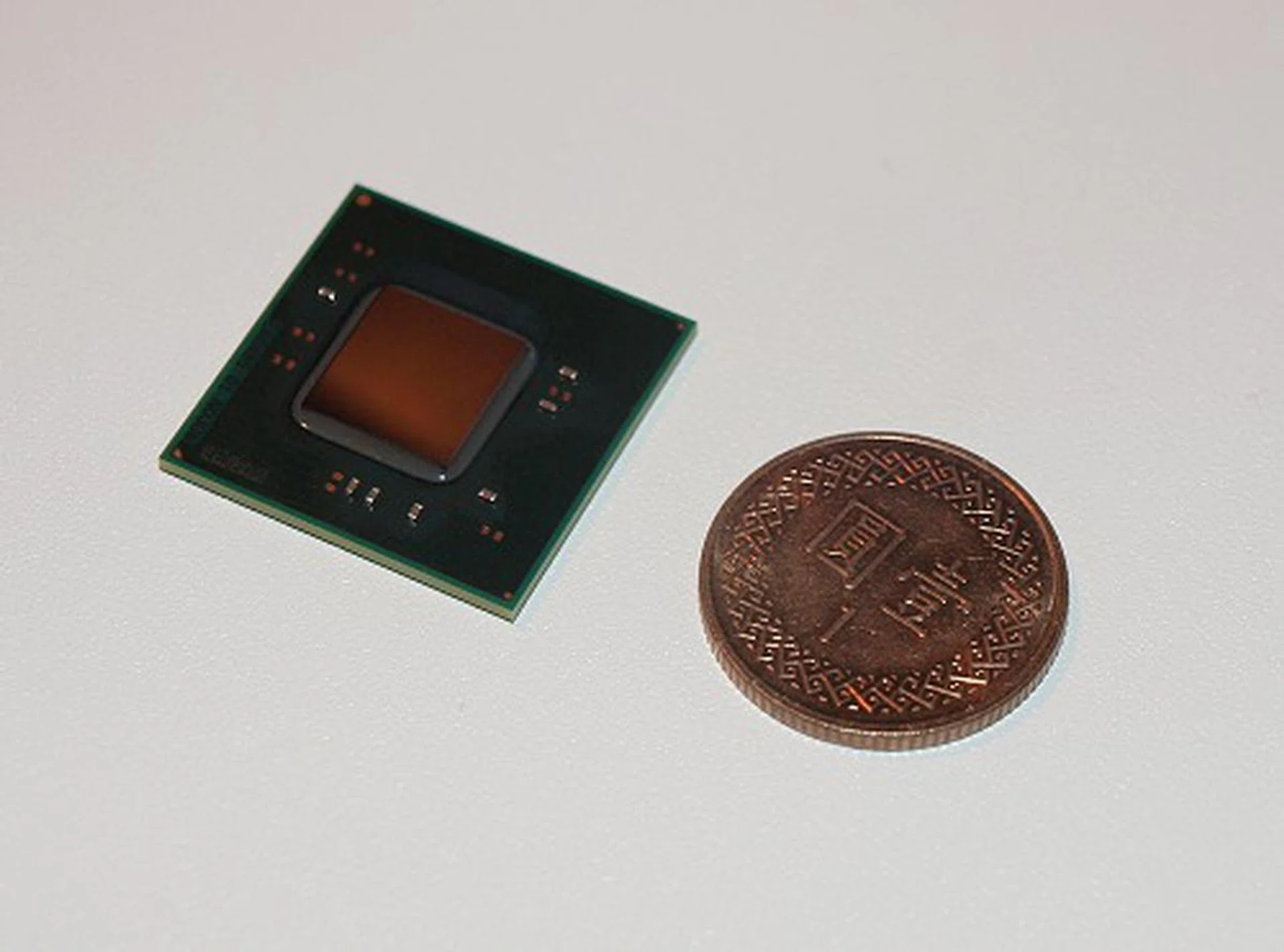  Here's the Pineview processor in another comparison.  