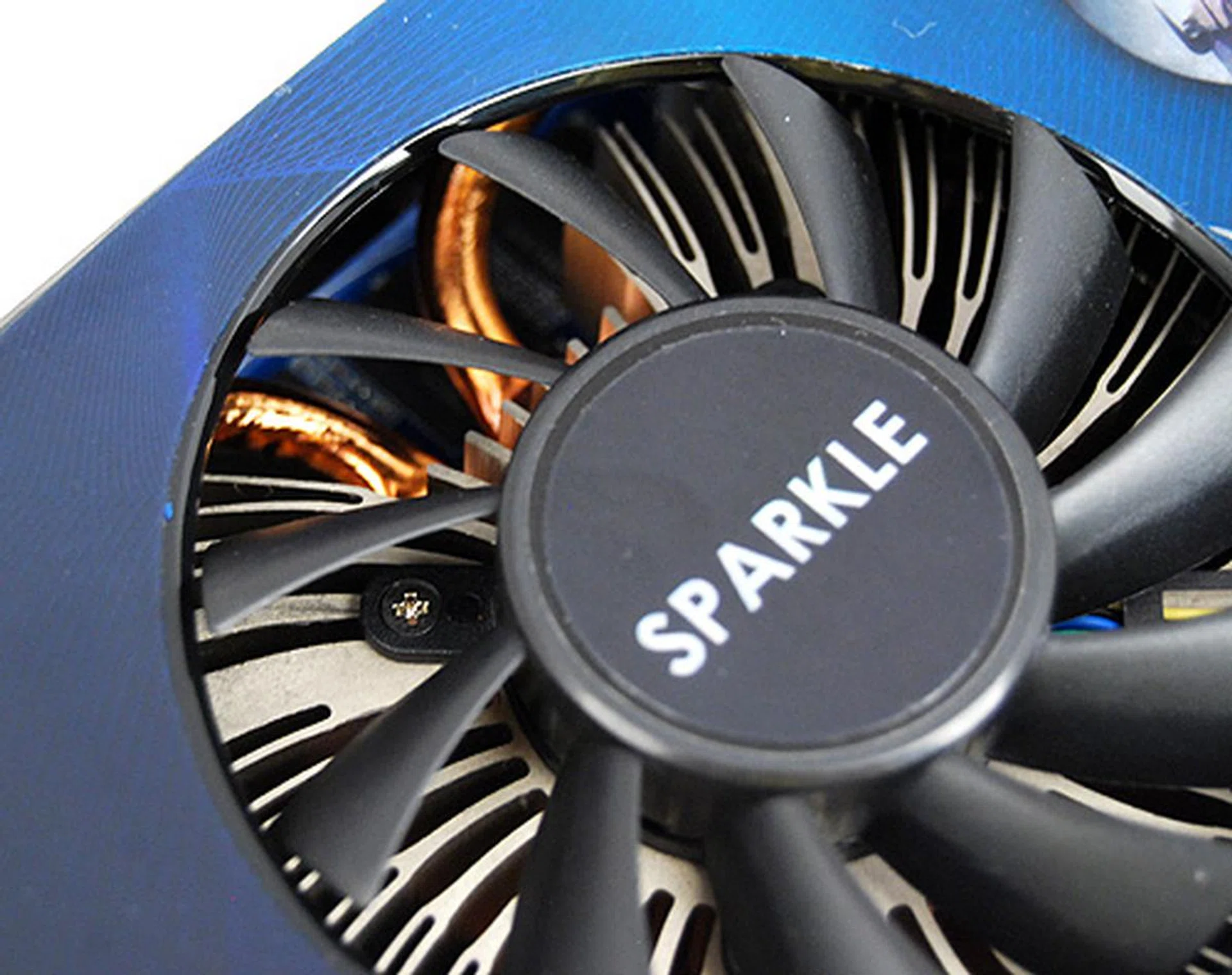 Underneath the cooler cover, the Sparkle card uses the same radial heatsink design as the reference card. And peering closely, we can see the use of copper heat pipes to quickly draw and dissipate heat away from the GPU core.