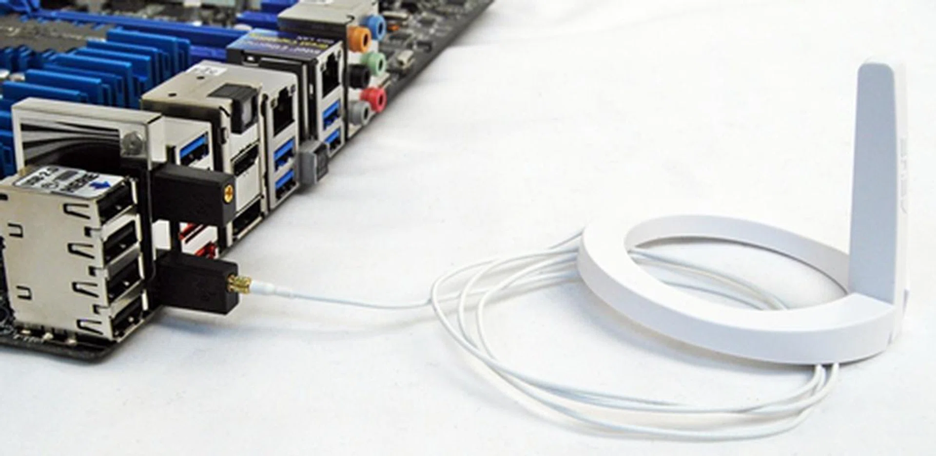 The ASUS Wi-Fi BT GO! card is secured to the motherboard with a small screw at its bottom. The white Wi-Fi Ring moving antenna comes in a pair. This setup promises to provide both Wi-Fi 802.11 b/g/n and Bluetooth connectivity to the system.