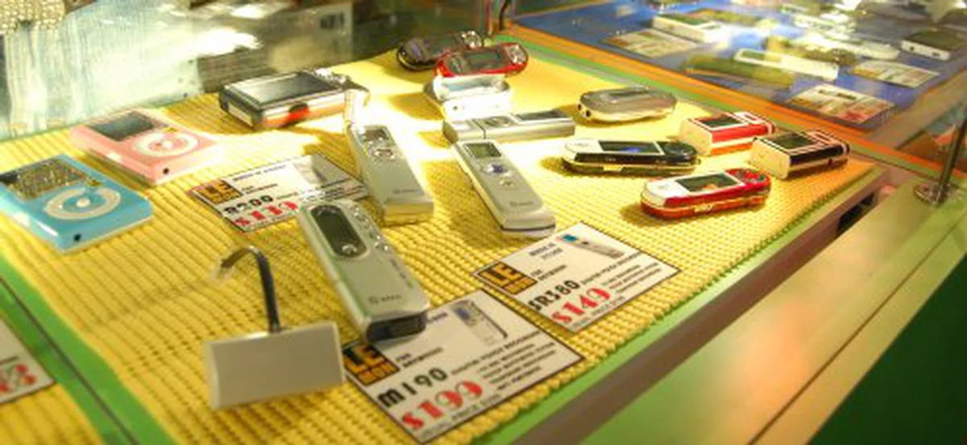 Besides MP3 players, Le-MON's range of digital voice recorders on sale offers from standard 76 hour recordings (SR380N and R200) to the feature-packed SRM190N that can handle 144 hours of voice recording and playback MP3 as well. The SR380N and R200 is on sale for S$149 and S$139 respectively and the SRM190N goes for S$199. Batteries included. 