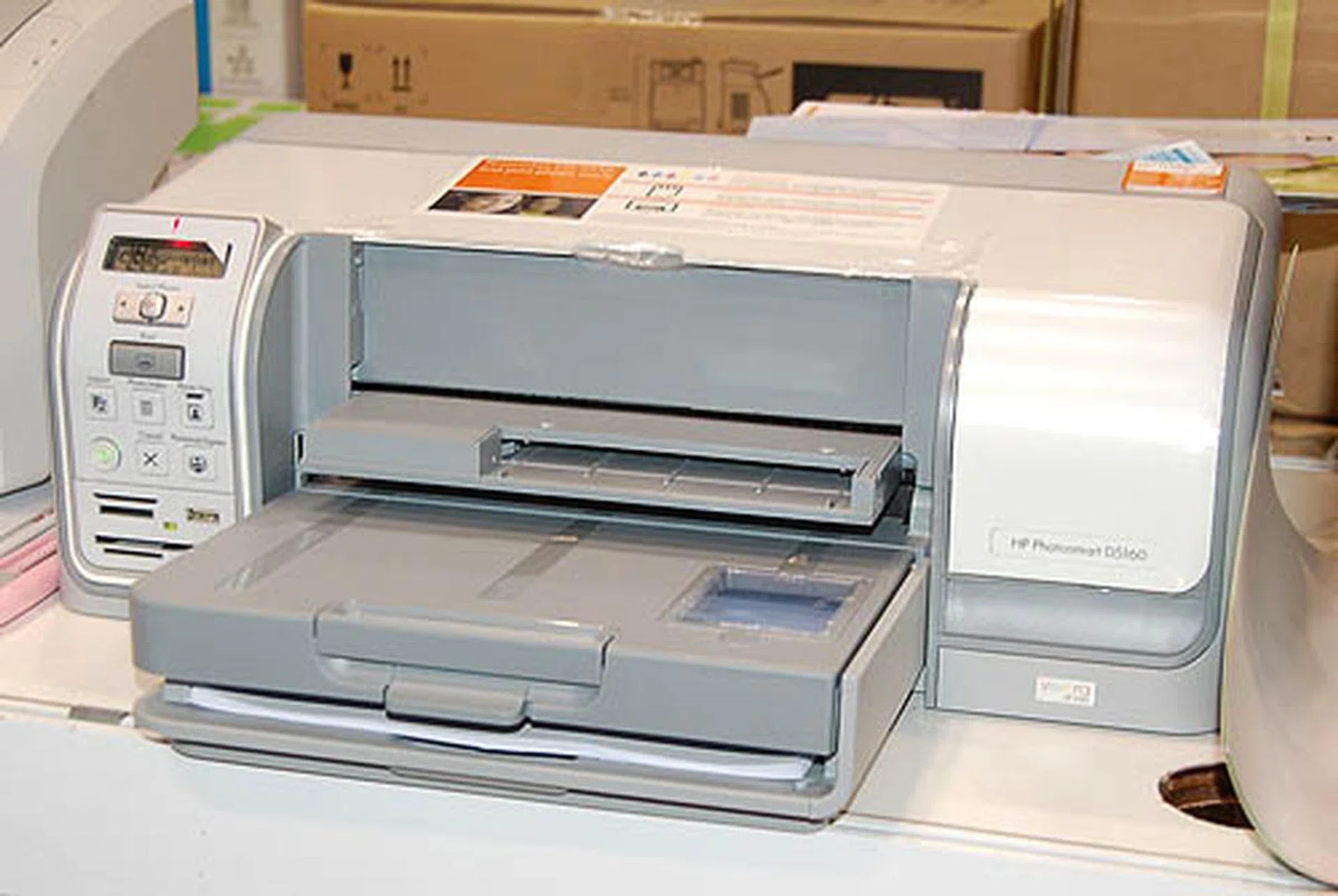  Priced at an eye-popping S$98, the HP PHOTOSMART D5160 printer is a steal. The usual price for this printer is S$179.  