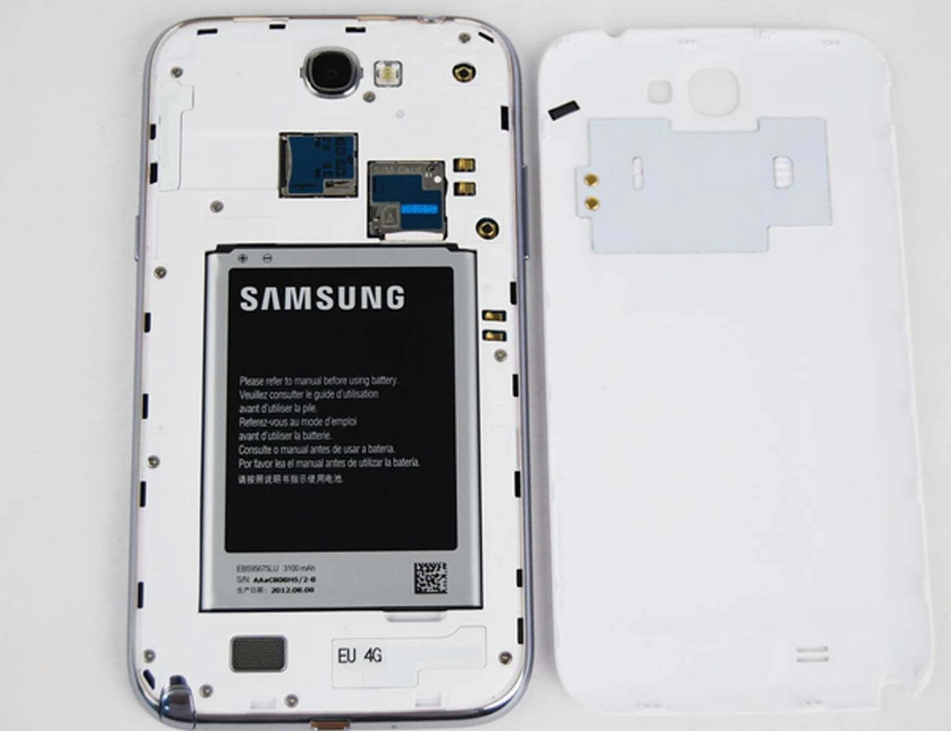 We find the back cover of the Samsung Galaxy Note II to be as filmsy and thin as its predecessor. Removing the back cover is easy and you will see the 3,100mAh battery along with the microSIM and microSD card slots.The underside of the back cover has two NFC related components.