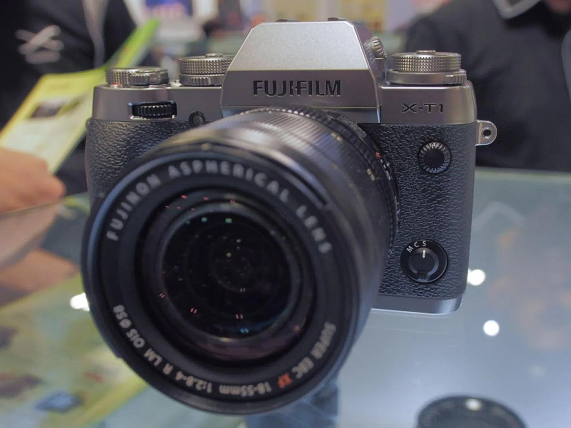 The X-T1 graphite silver edition is a 16.3-megapixel APS-C camera with Fujifilm’s acclaimed X-Trans CMOS II sensor. It’s going for $2,049 at the IT show with a free battery, cleaning kit, photo frame, XF18mm lens, 16GB Toshiba UHS-II SD card, X-series product workshop. studio lighting kit, free Kata bag, and either $150 of RWS invites or $100 of NTUC vouchers. 