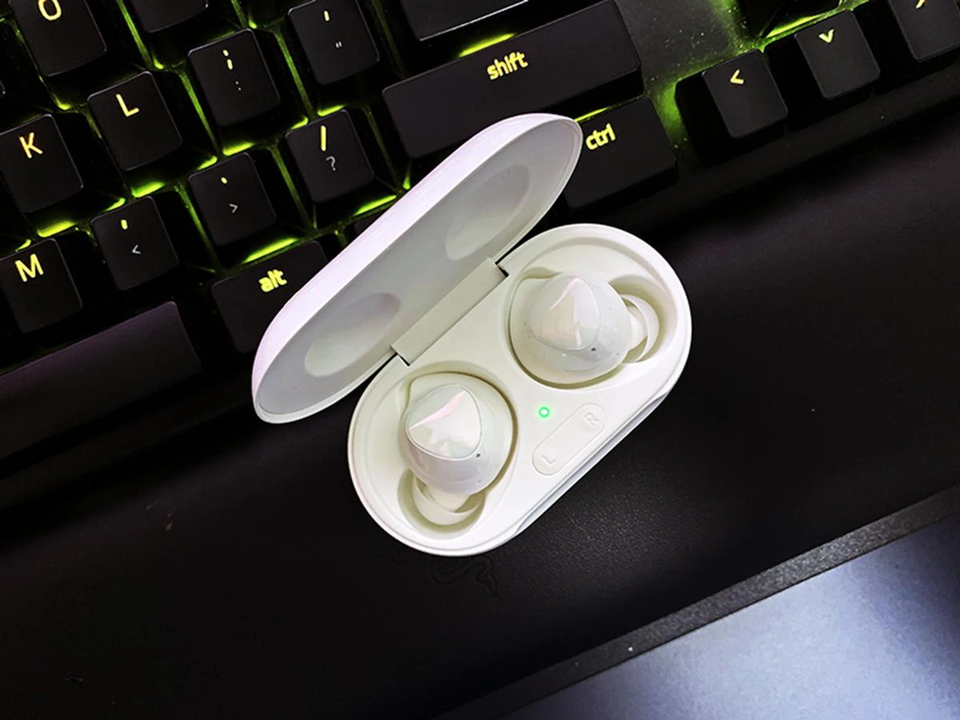 The subtle shimmer of the earbuds are quite beautiful to behold.