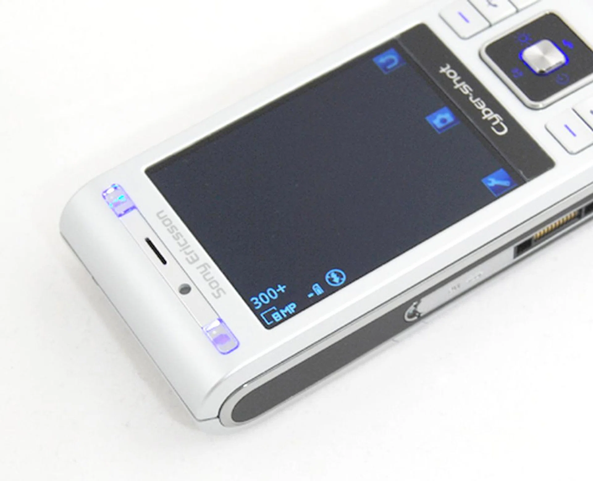 We did like the ease of access provided with the top two buttons. The top one provides you with the list of Scene modes, whereas the bottom one allows you to cycle through the various Shoot modes that includes BestPic and SmartContrast.