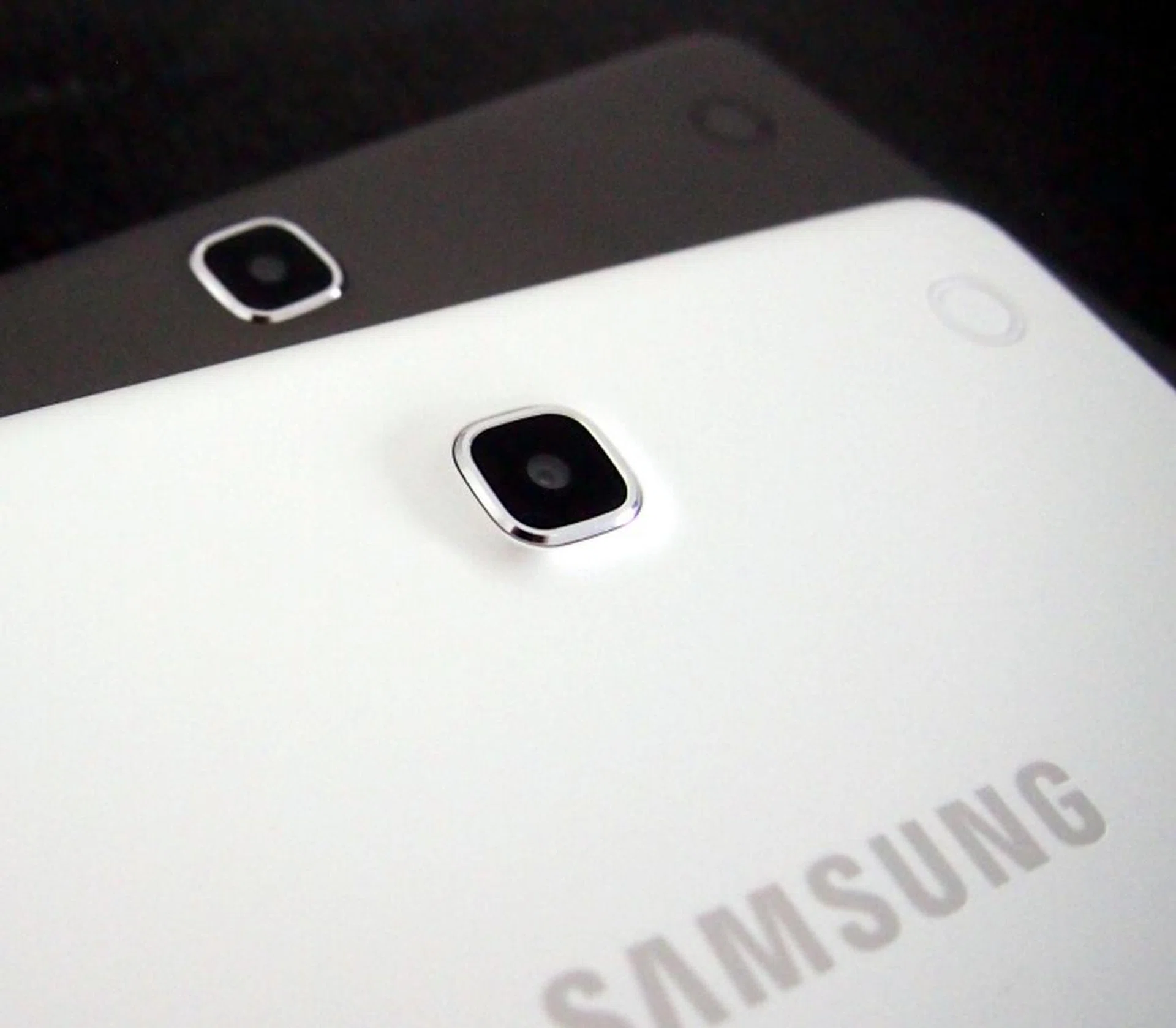 The rear camera of the 8-inch model protrudes while the one found on the 9.7-inch doesn't protrude as much.