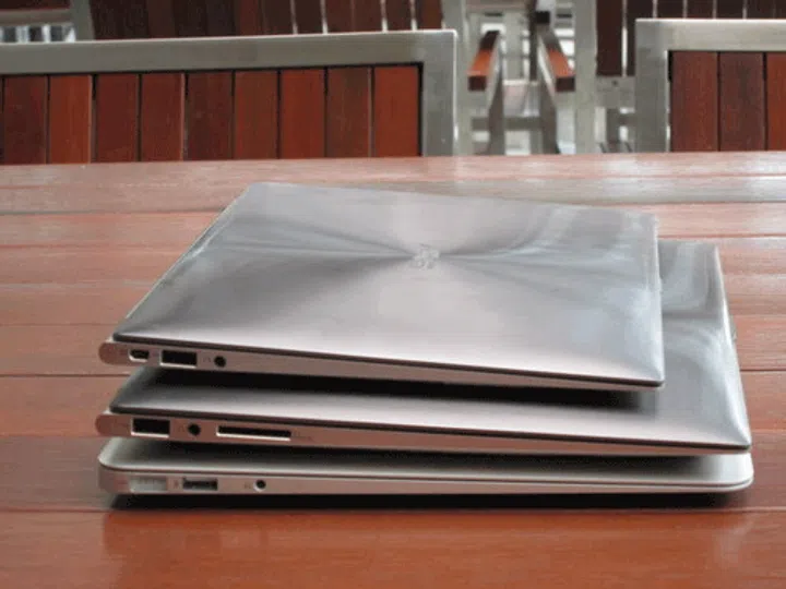 The ASUS ZenBook compares favorably against the MacBook Air. Both of them  are exceedingly thin, and much less than 20mm when closed. 