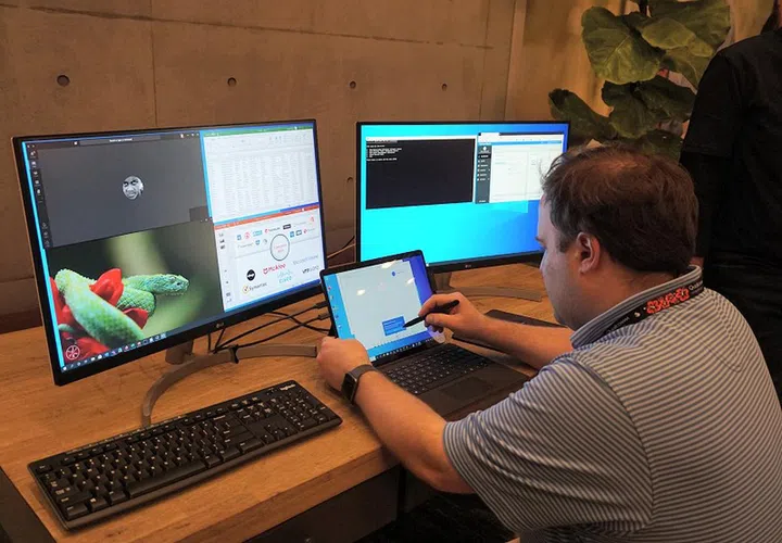 Multi-screen, high-resolution display output with a standard Snapdragon 8cx based machine is a cinch.