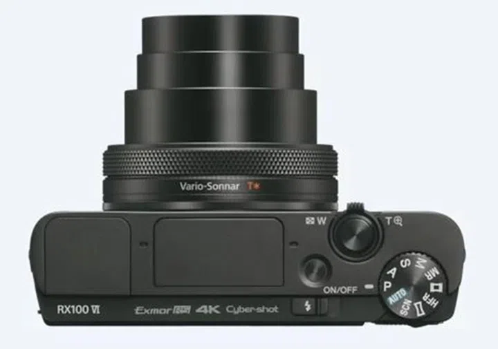 The camera manages to squeeze in the  ZEISS Vario-Sonnar T* 24-200mm F2.8 – F4.5 lens into its thin body.