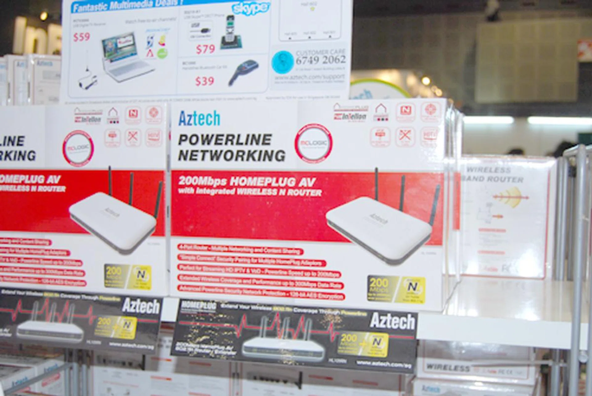  Launched at Comex 2008, the Aztech HL109RN 200Mbps HomePlug AV 802.11n router/extender comes with an introductory pricing of S$249, and to make the package complete, there's also the Aztech HL109E 200Mbps HomePlug AV with "Simple Connect".  
