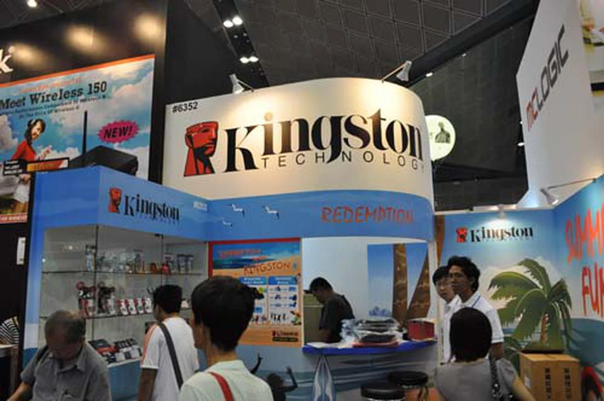 Instead of your usual sales booth, Kingston had a redemption booth that rewards you for buying their products at the show.