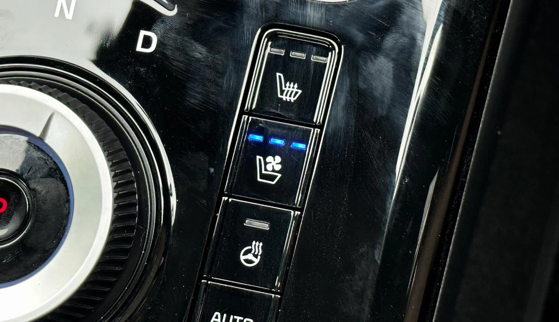 Interestingly, the Niro Hybrid has heated and ventilated seats as well as a heated steering wheel. And yes, the centre console is supremely prone to smudges.