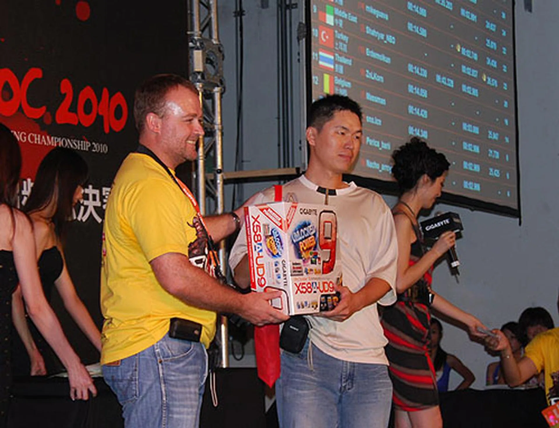 The top prize for this first lucky draw is Gigabyte's UD9 board, which at US$699, was proudly hailed by Tim as the world's most expensive consumer desktop motherboard, and holder of 16 current performance world records.