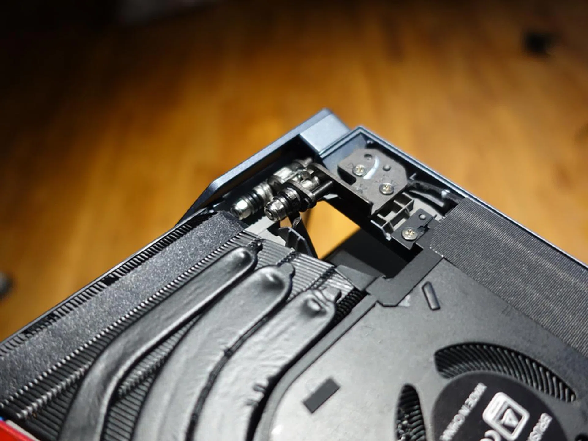 The build quality of the Zephyrus Duo 15 is one of the best I've seen in a gaming notebook. In this photo, we see one of the ROG ScreenPad Plus hinges that's folded out - there are some complex mechanisms involved here, using heavy metal parts that no doubt contributed to the hefty weight of the notebook.