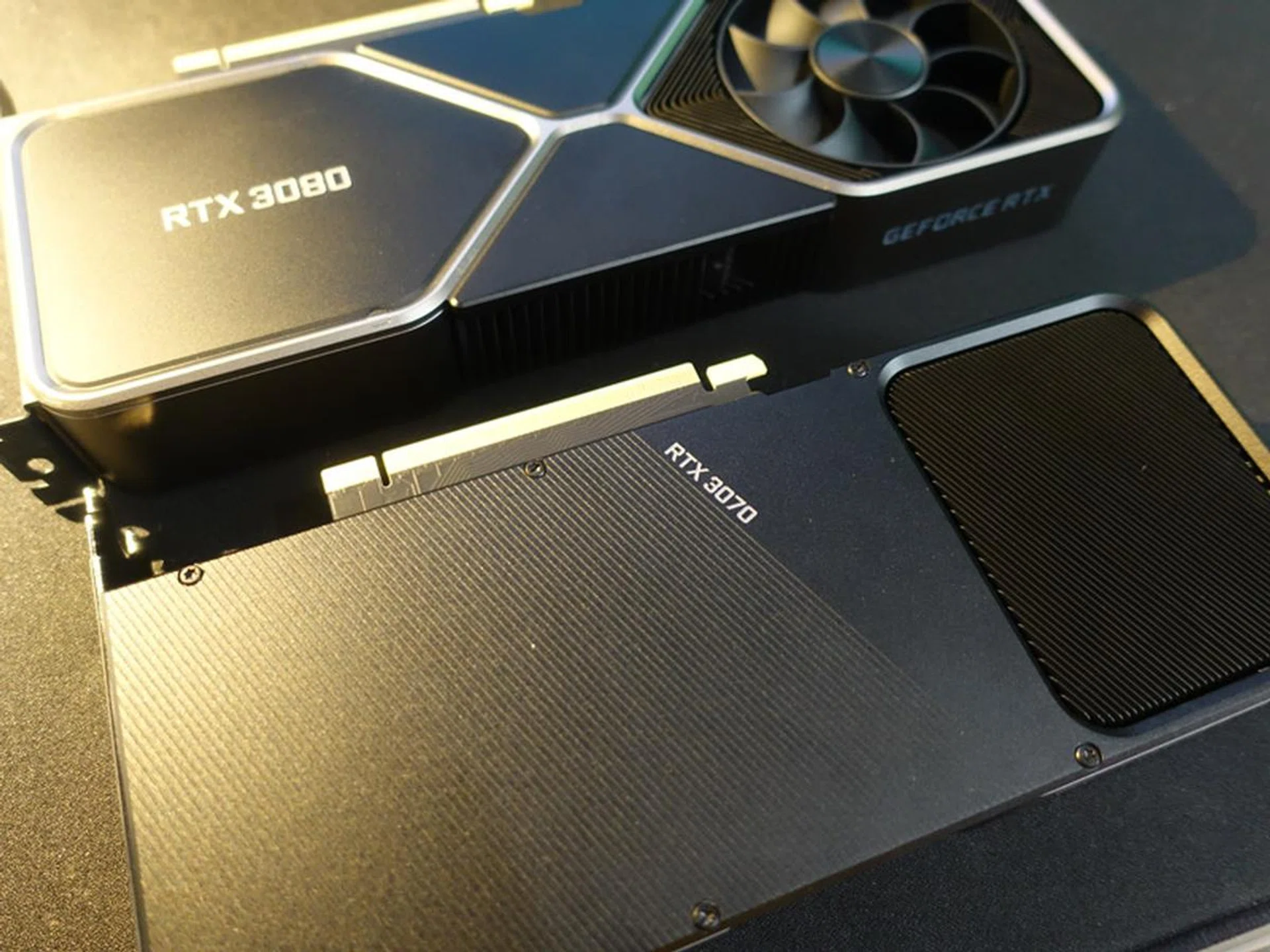 While sharing the same design DNA with the RTX 3080 Founders Edition, the RTX 3070 Founders Edition sports a slightly different cooling system.