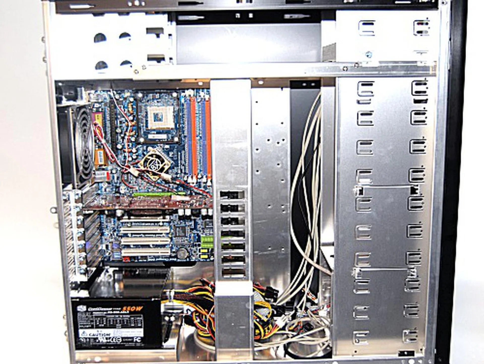 The PC-A77 loaded up with plenty of space left over. The size of the casing will definitely make cable management that much easier. But at the same time, do ensure all your cables are long enough to reach all the required areas of the case. This could be a tough call even before buying the case, but hopefully this would prompt you to be more aware on this aspect.