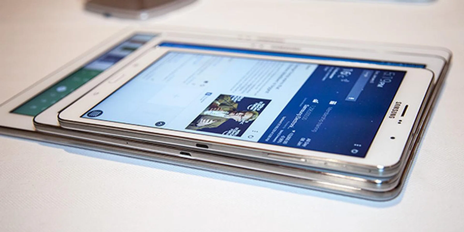 The infrared port, power and volume buttons are located on the right flank of the TabPRO 8.4 while the USB port on the TabPRO 10.1 is located below the tablet. There's nothing below the TabPRO 12.2.