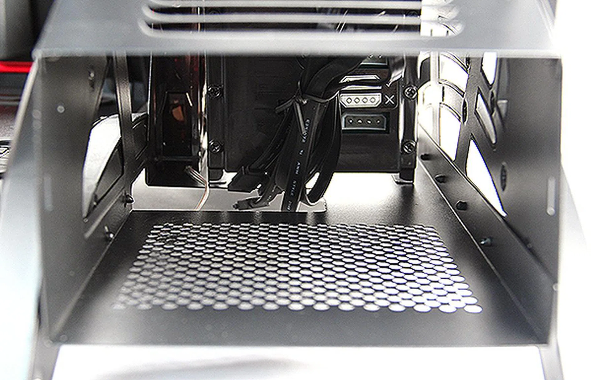 See the problem? Directly behind the PSU bay is the HDD cage, this means users would have to thread the cables either through the cut out below or through the sides, spilling directly onto the motherboard tray area.