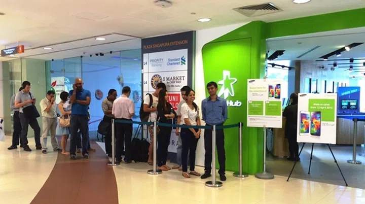 Several people were in queue at the StarHub Shop in Plaza Singapura.