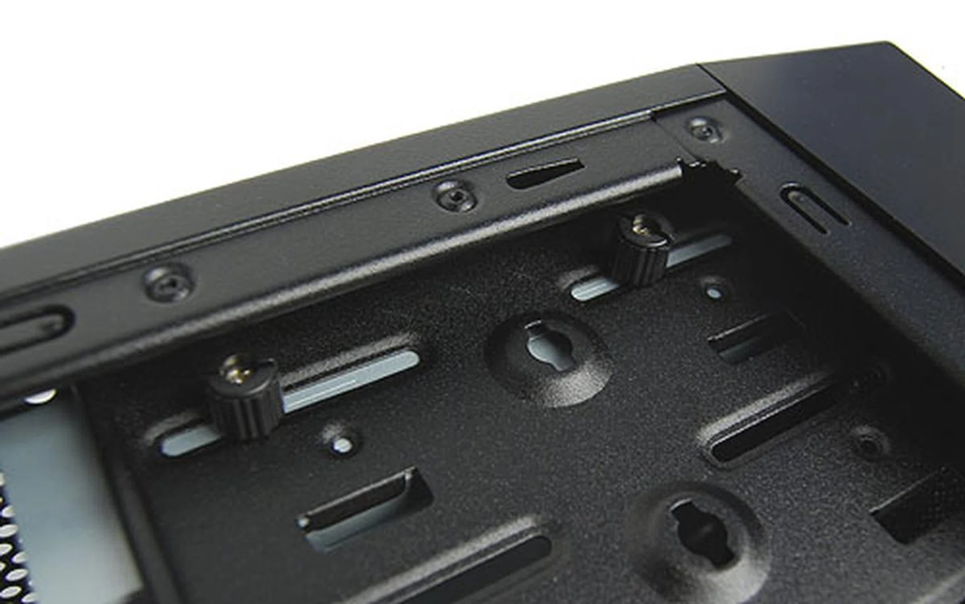 Installing optical drives was a little more cumbersome. No special slide-in racks here as users are required to secure their optical drives in the bay by means of thumb screws.