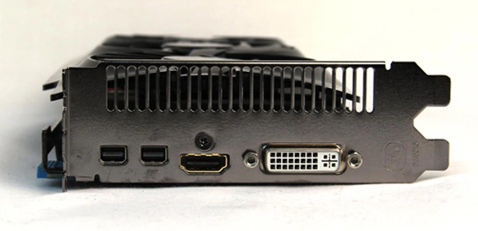 Port layout is the same as reference card with one DVI-D port, two mini-DisplayPort ports and one HDMI port. It is powered by two 6-pin PCIe Molex connectors.