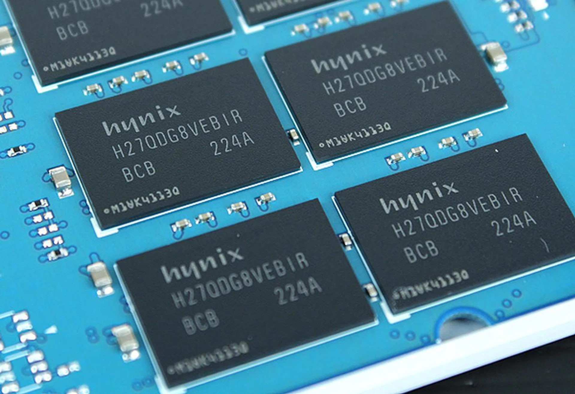 Naturally, we found Hynix memory chips in the Strontium Hawk.
