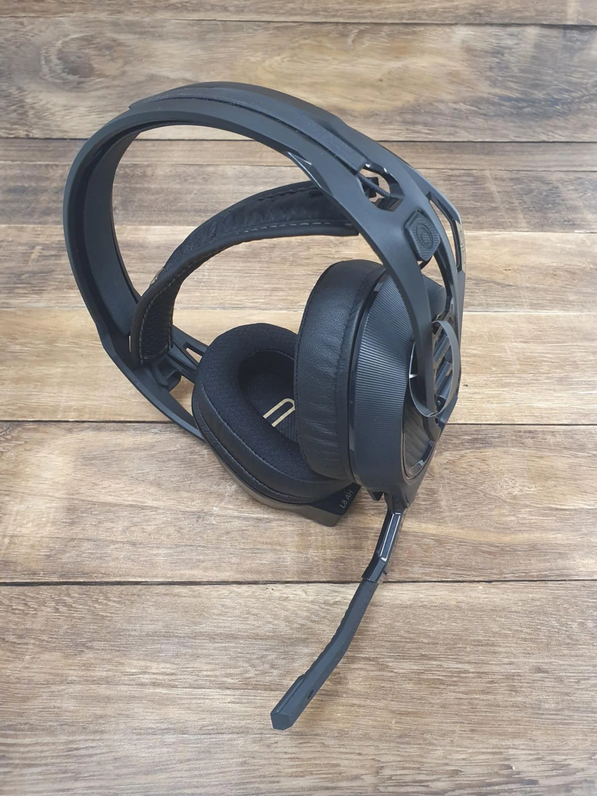 A great headphone let down by a peculiar adjustment headband and less than stellar mic noise-cancelling.