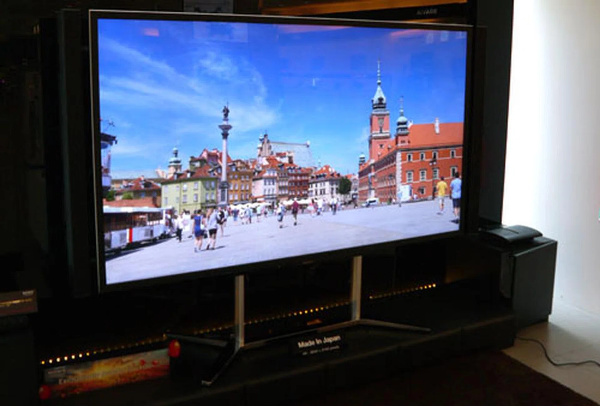 It's not wrong to regard the X9000 as an art piece. Featuring the best of Sony's designs and engineering precision, can this UHD TV eclipse its South Korean competitor?  