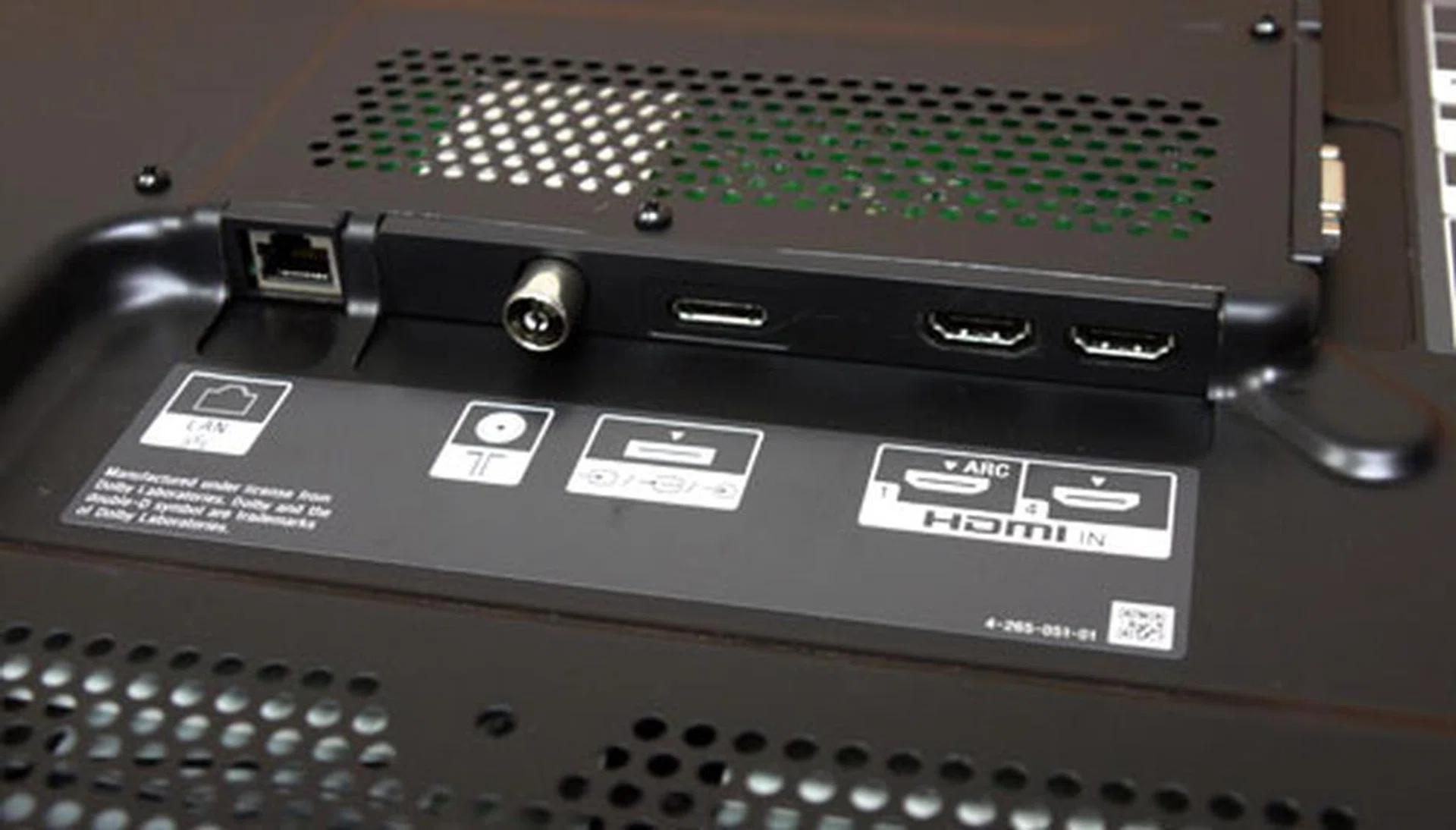 The bottom flank (on the rear panel) features a LAN port, a RF connector, a proprietary connector for composite and component inputs (hence a breakout cable), and two HDMI ports. ARC (Audio Return Channel) is integrated with the HDMI 1 inlet.