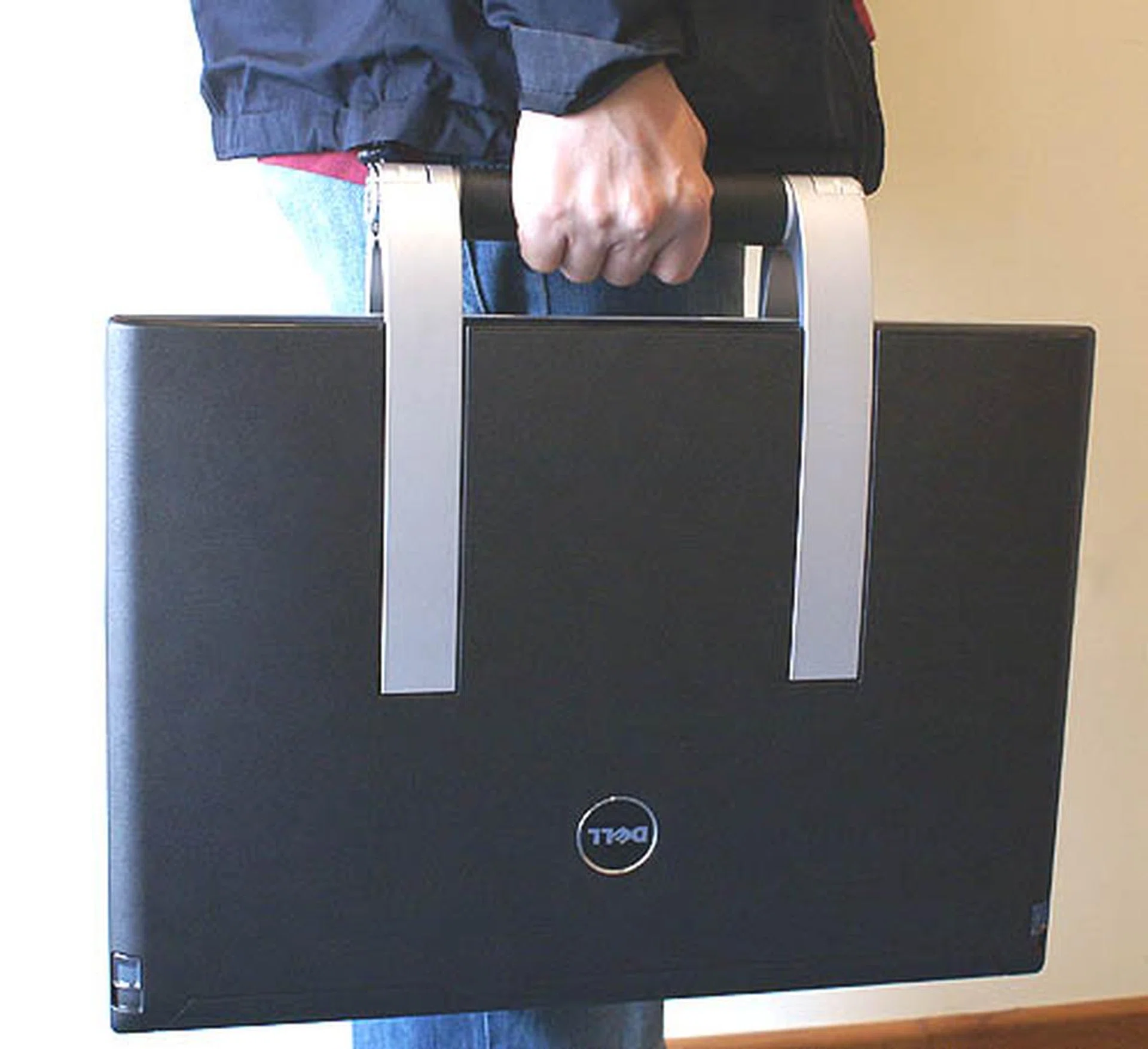 The XPS M2010 is quite huge for a laptop, due to its large display. As you may notice, the veins on the hand of our volunteer do look a bit strained from the 8kg load. At least the aluminum handle is nicely padded with leather. 