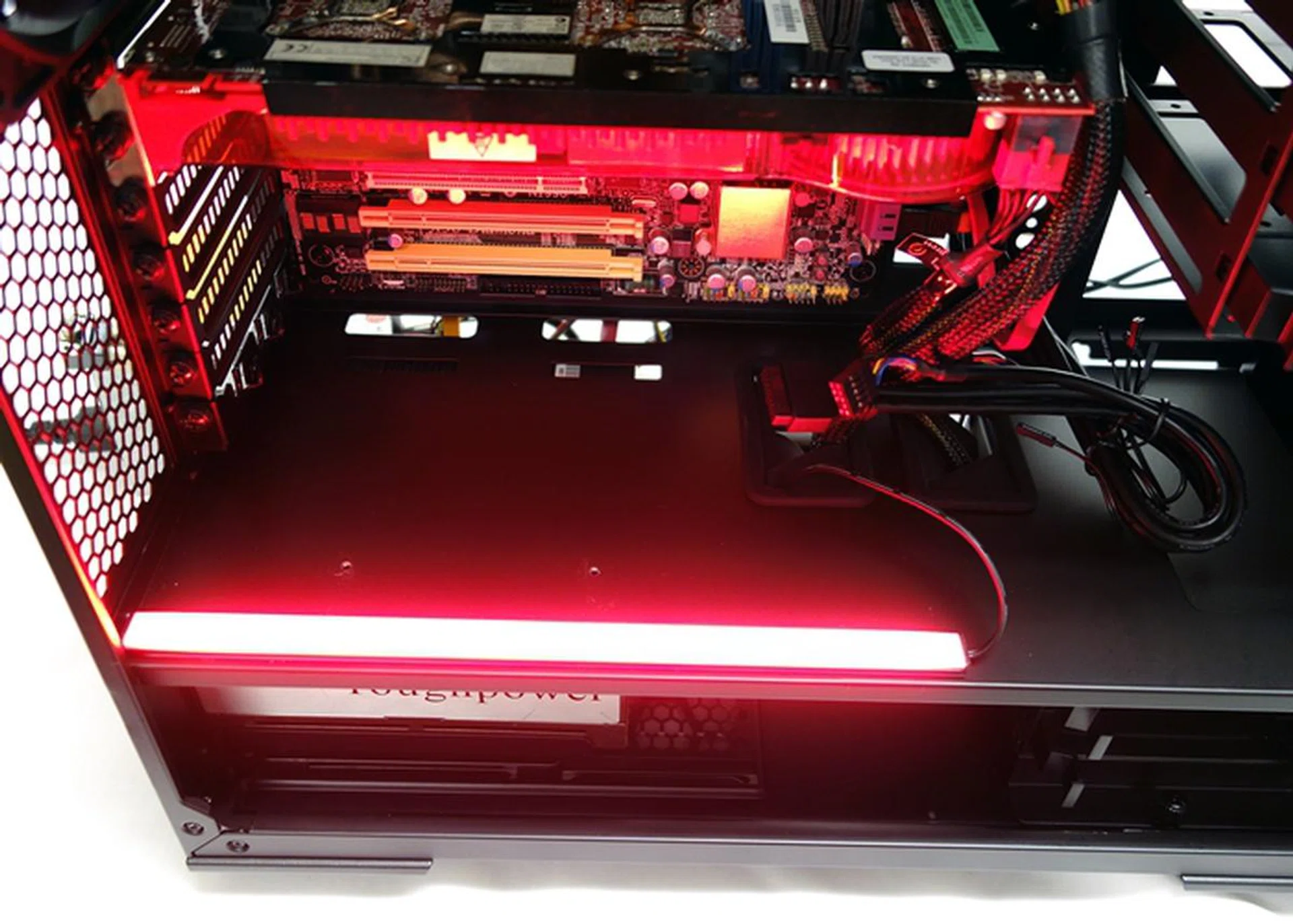 The LED strip has three lighting modes, on, off and pulsating. This is controlled via the LED button at the front I/O panel.