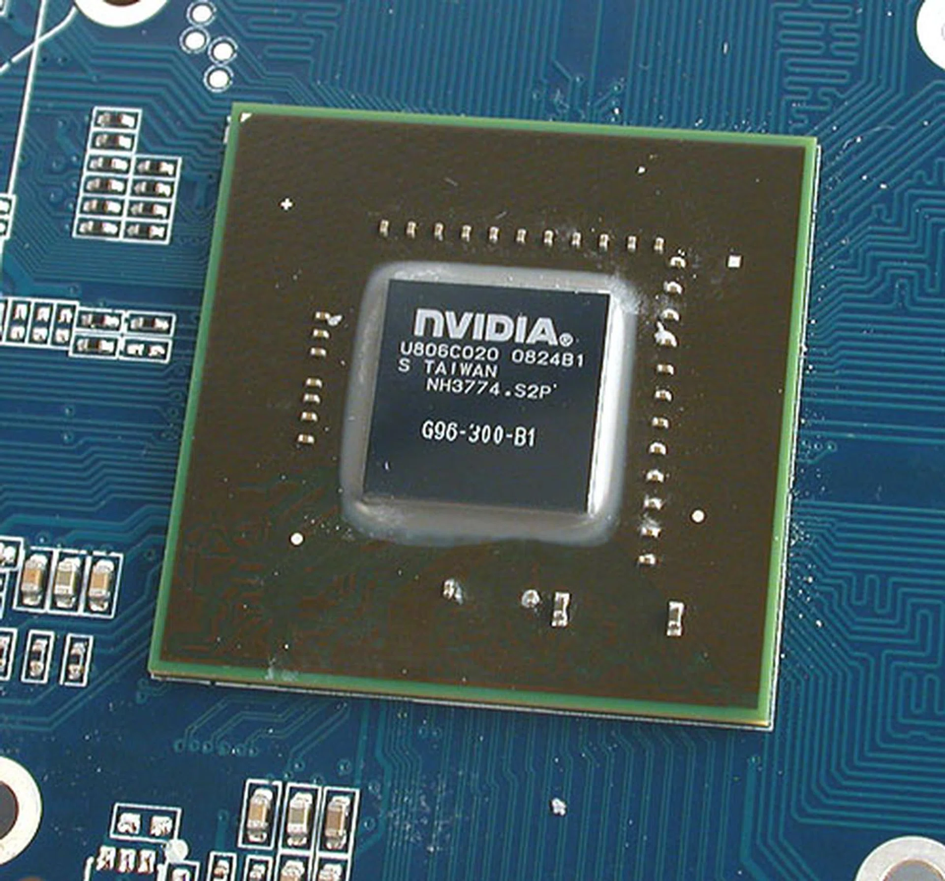 The G96-300 core looks small despite being manufactured on 65nm process technology. The future 55nm batches should be even smaller. 