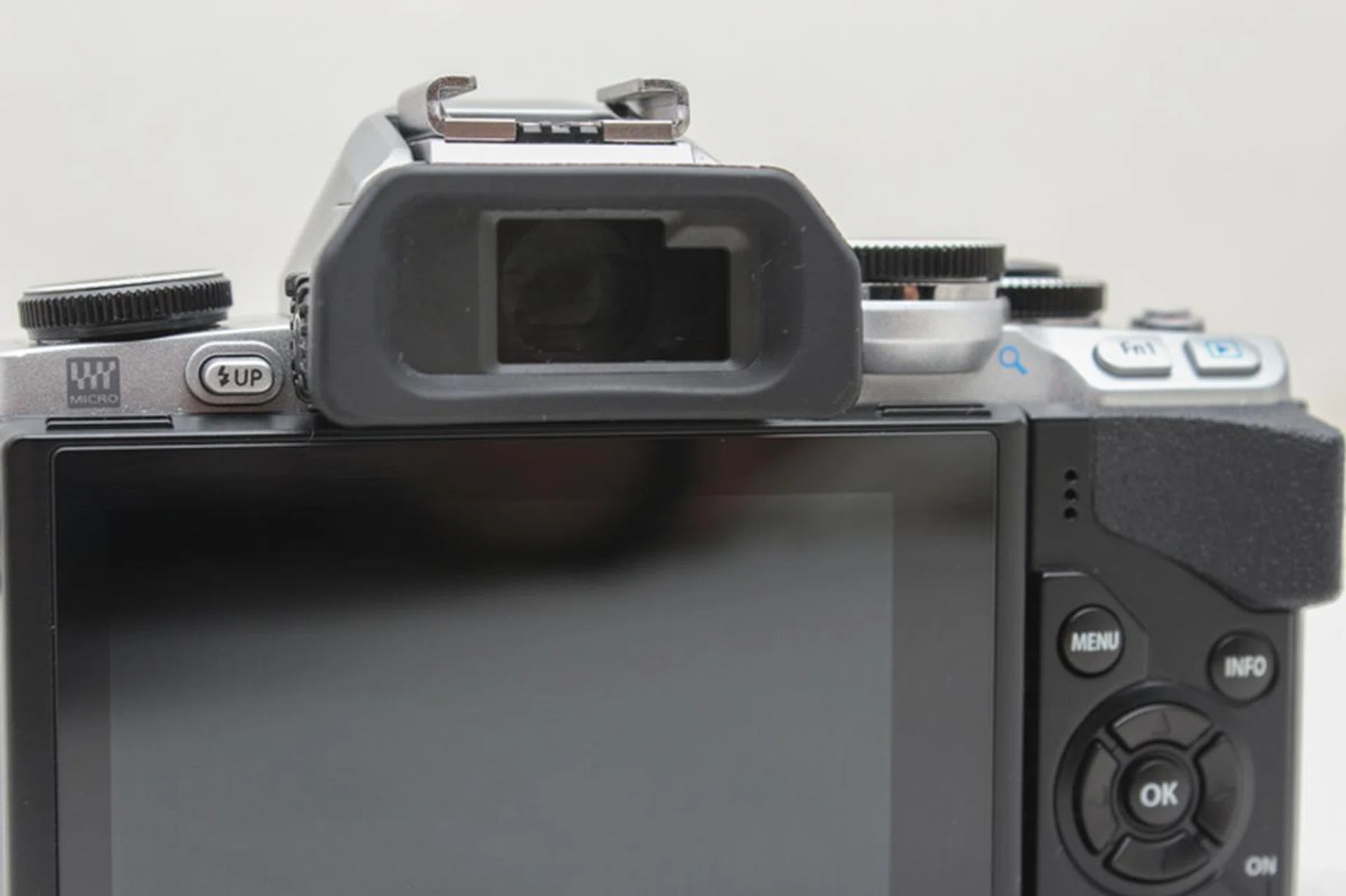 Both the EVF and rear monitor are surprisingly rich and responsive.