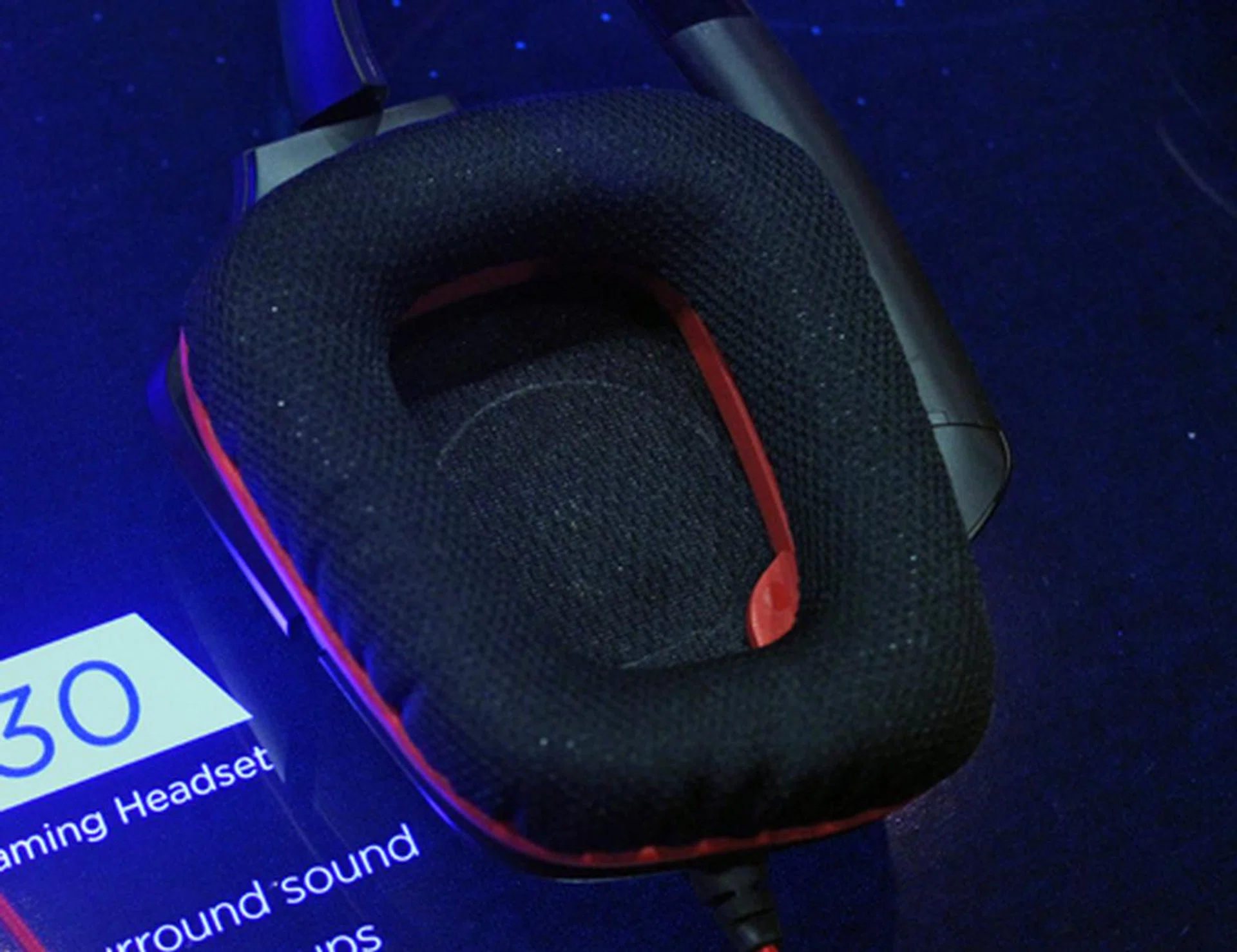 In this shot you can see the washable cloth ear-cups (ideal for heavy gamers) as well as the single driver underneath.