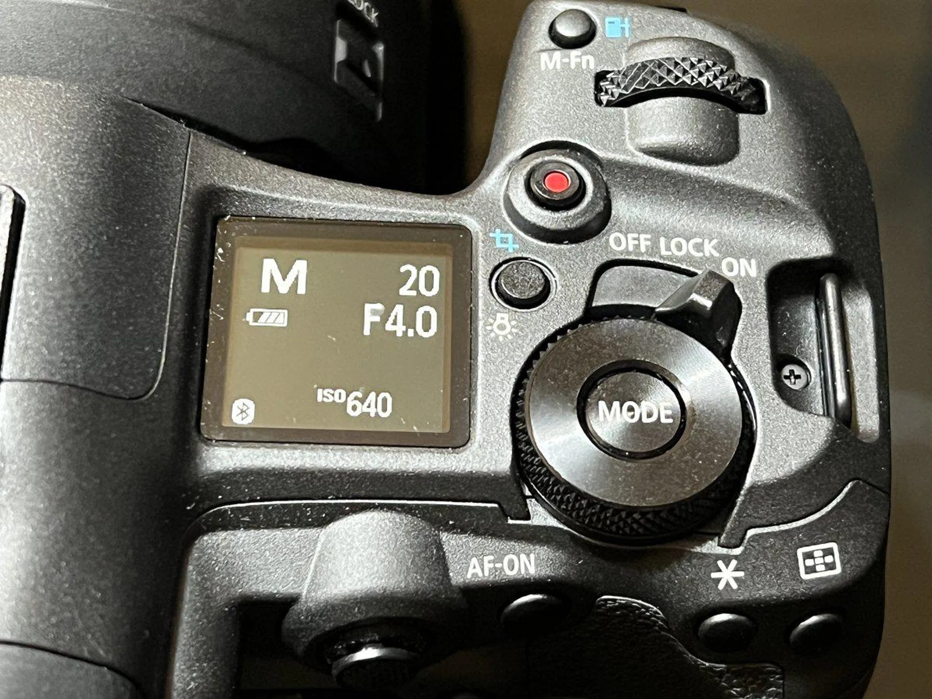 On the top right of the camera, you will find a square monochrome screen displaying all the essential information like shooting mode, battery level, ISO, exposure compensation level, shutter speed and aperture. Photo: HWZ