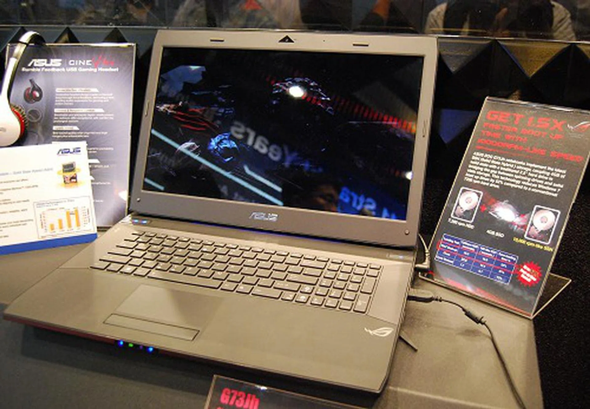 Moving on, we've another huge notebook, the G73jh which is inspired by the stealth fighter. Featuring a full matt finish (besides the screen), an ATI Mobility Radeon HD 5870, good ventilation system, textured palm rest, 8-channle audio, 17.3-inch full HD resolution, dual HDDs with solid state hybrid storage (hard drives accompanied with a 4GB solid state flash) and Blu-ray drive. The smaller 15.6-inch edition called the G53 comes with a 3D-ready 120Hz panel.
