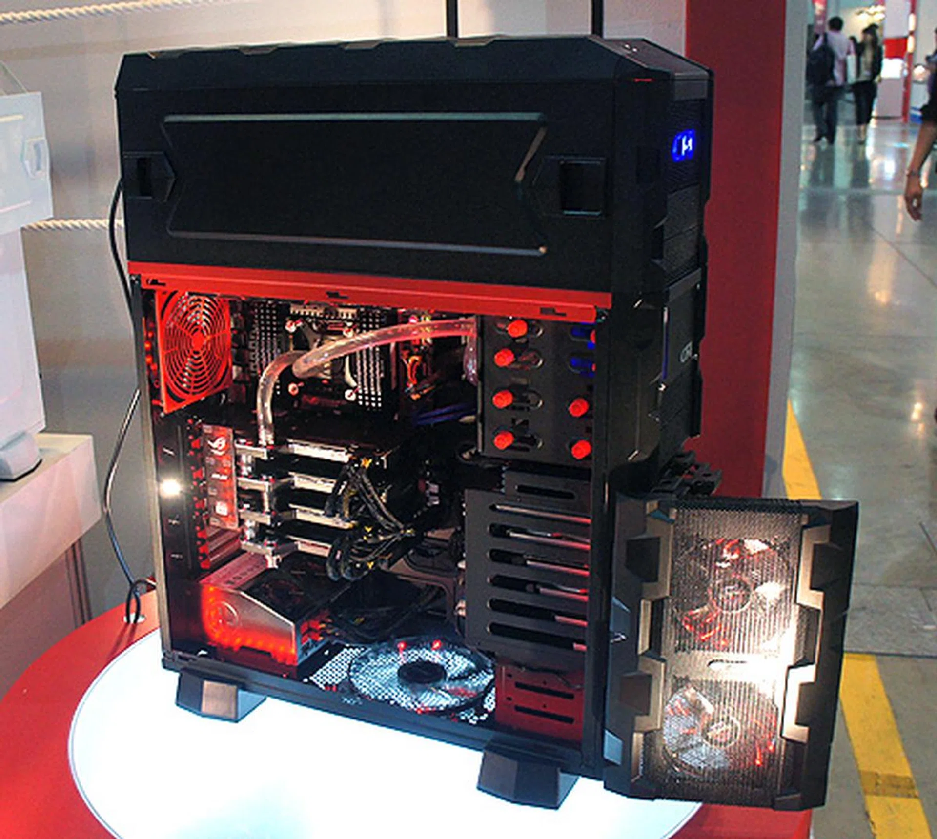 The CFI-A1068 is definitely one of, if not the largest, casings we've seen at Computex 2012.