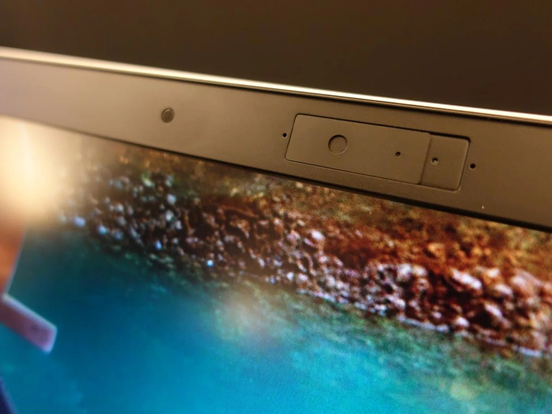 Unique only to the EliteBook 1050, the HP Privacy Camera allows a user to cover the camera lens completely.