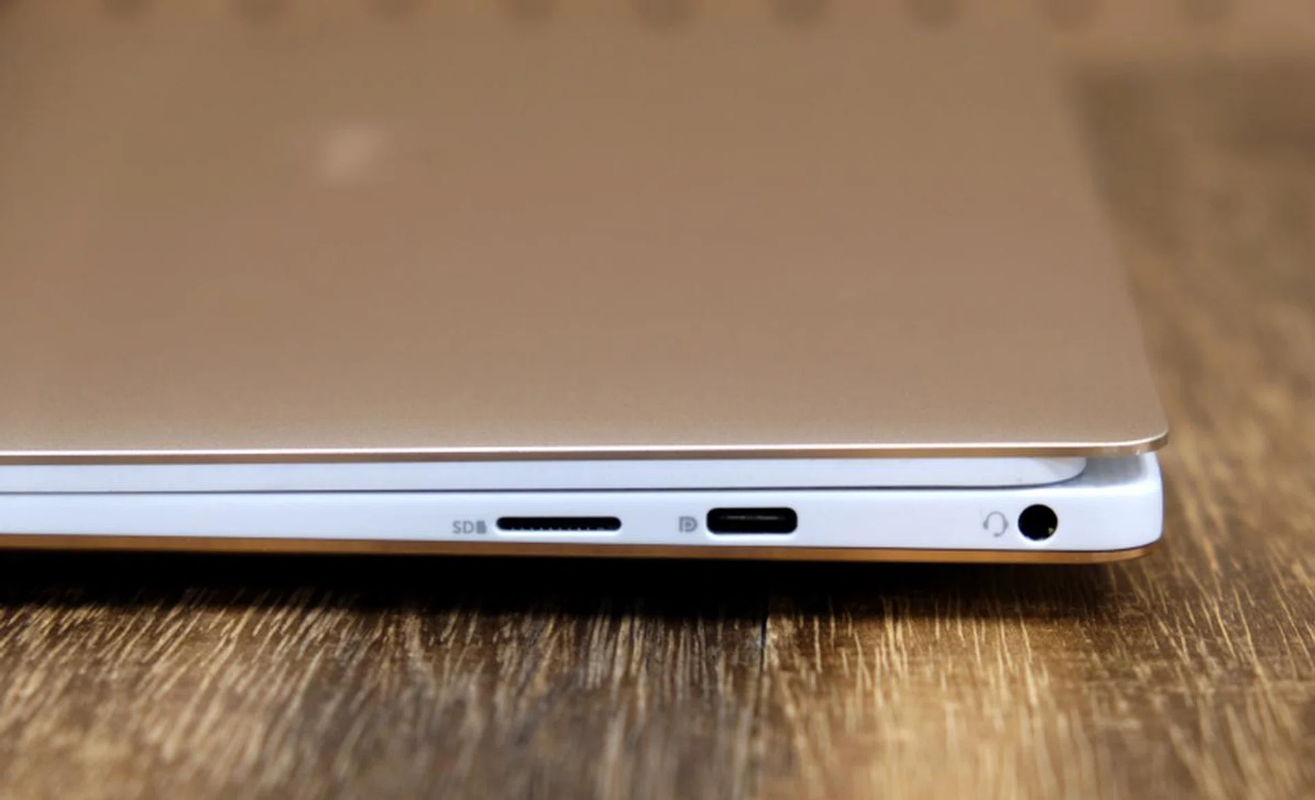 The XPS 13 is really thin. Just 11.8mm thick. Note also the USB 3.1 USB-C port and microSD card reader on the right side of the notebook.