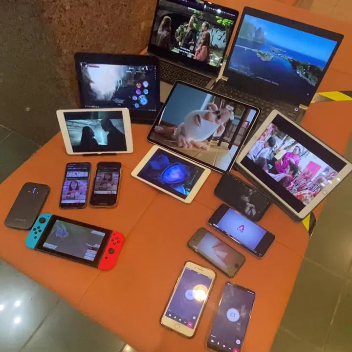 Demonstrating its 15 simultaenous connections with handheld and portable computers of all shapes and sizes. Source: Linksys.