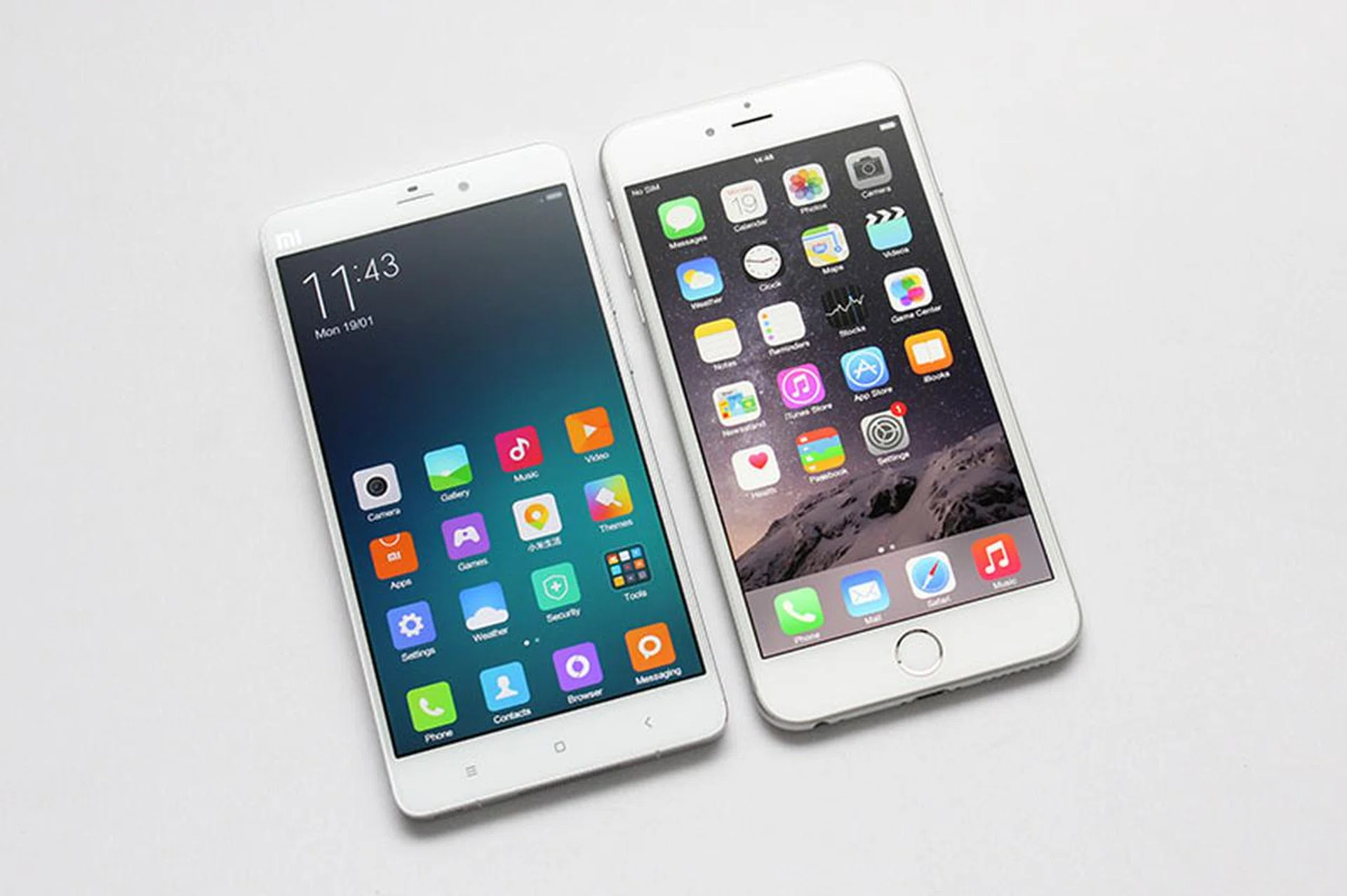 Both phones are very similar in size and shape, with almost identically-shaped rounded corners. Impressively, on top of its slightly taller display, the Mi Note also boasts slightly thinner bezels. 