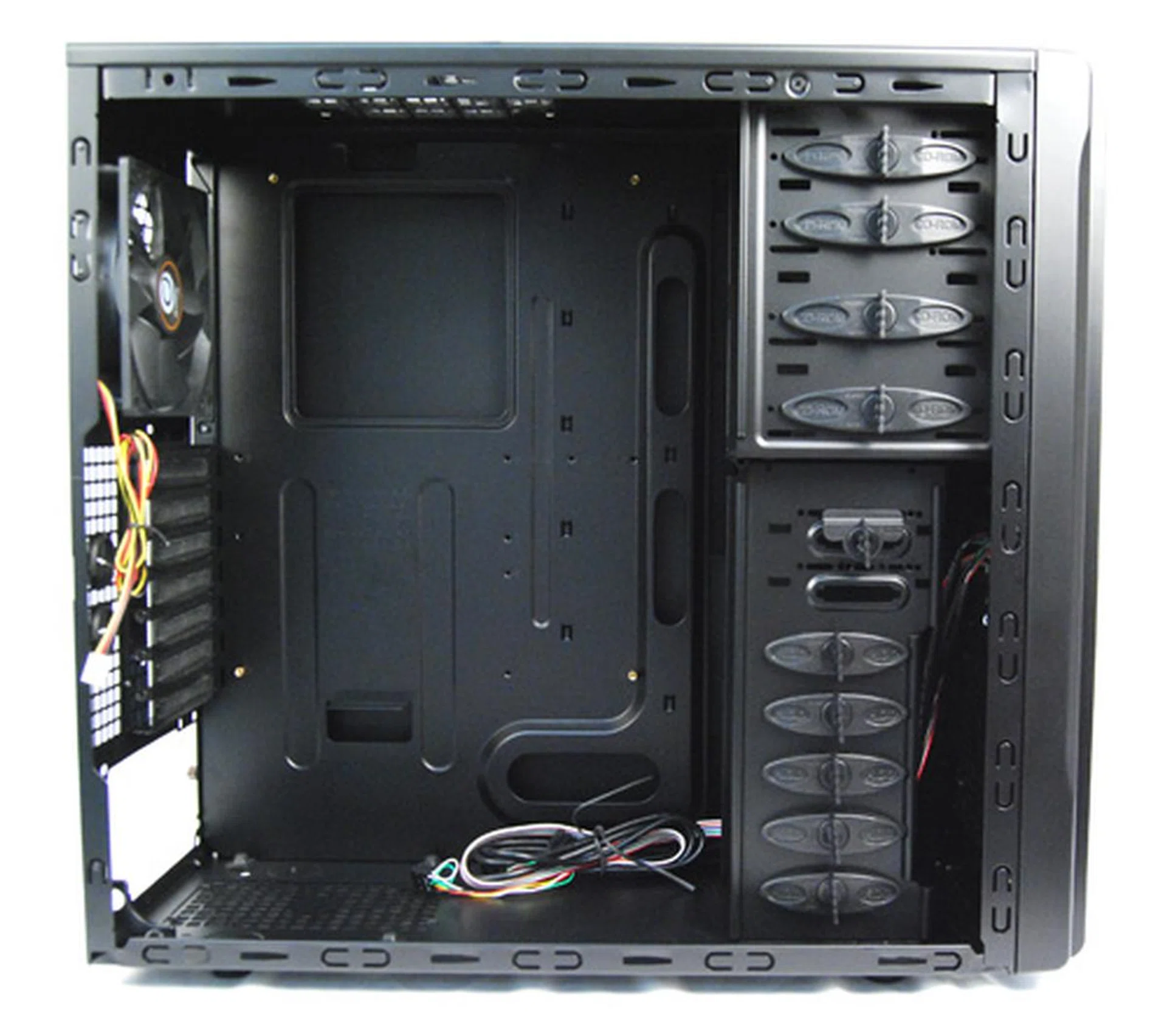 Removing the side panel of the Ikonik EN2-WB, we can see that the internals are fairly large and should be able to accommodate most setups with ease.
